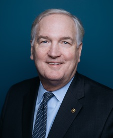 Official portrait of Luther Strange